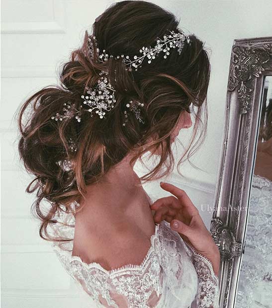 Chignon de mariage désordonné et romantique avec un postiche