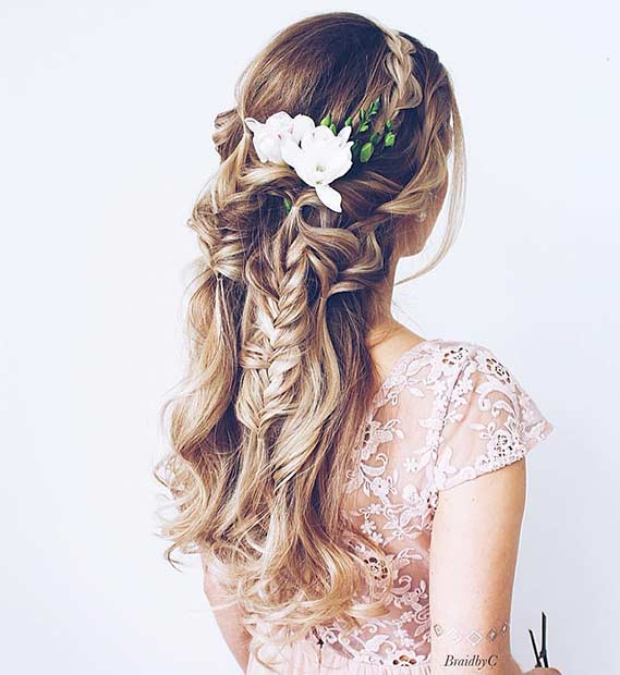 Coiffure de mariage bohème à moitié haute avec des tresses et des fleurs