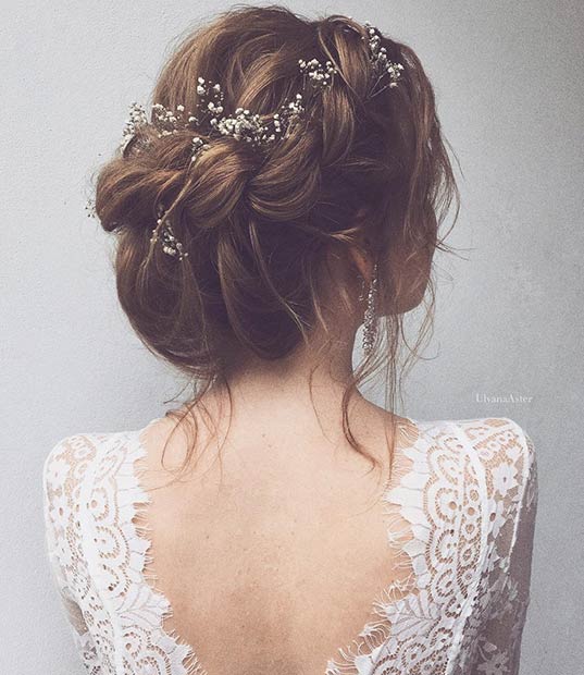 Chignon tressé de mariage romantique avec des fleurs