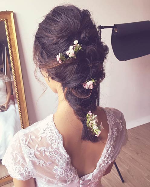 Coiffure de mariage romantique simple avec des fleurs fraîches