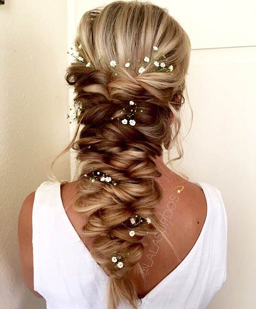 Coiffure de mariage unique et romantique