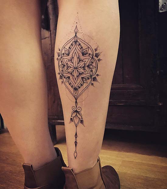 Tatouage à motifs sur le mollet