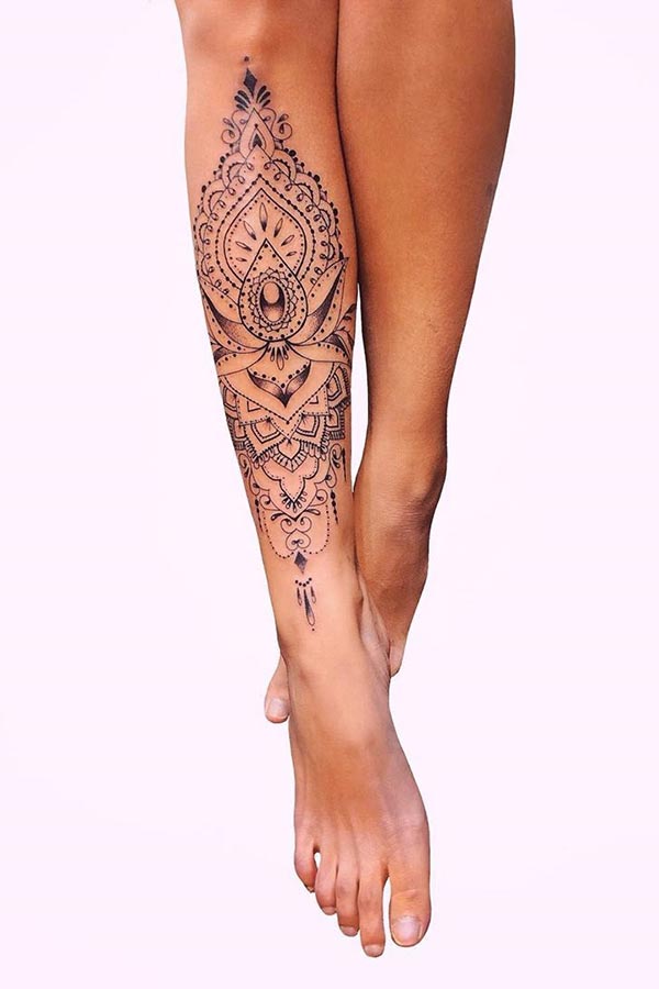 Beau tatouage de jambe à motifs pour les femmes