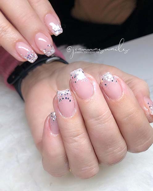 Ongles nude avec des pointes scintillantes