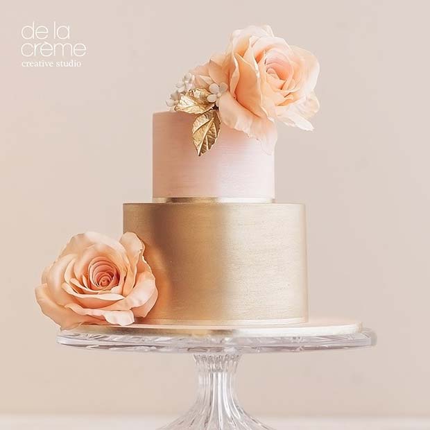 Gâteau de mariage en or rose et rose avec des fleurs