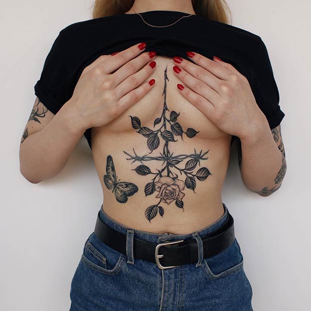 Idée de tatouage au sternum de rose