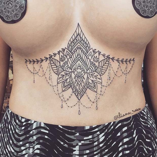 Tatouage mandala fleur de lotus au sternum