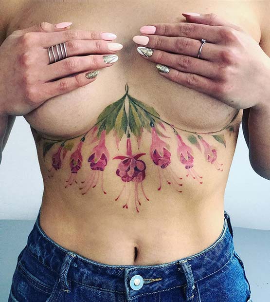 Conception de tatouage de sternum floral vibrant