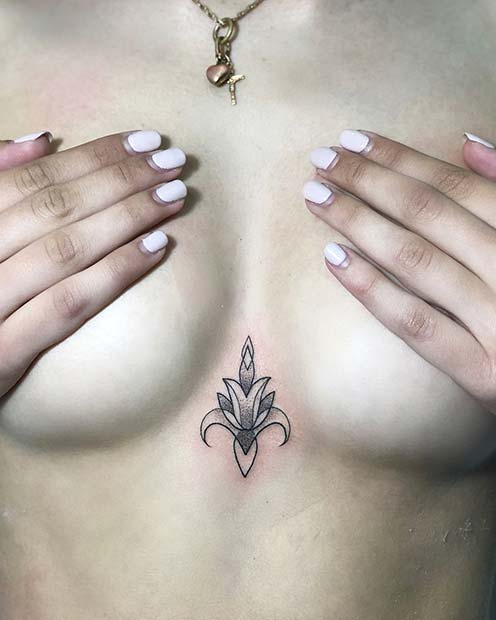 Tatouage au sternum petit et élégant