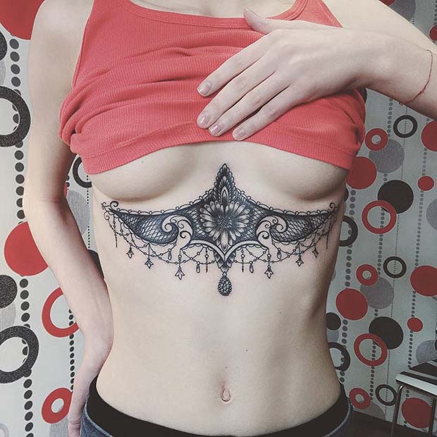 Idée de tatouage au sternum de bijoux ornementaux