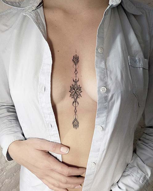 Tatouage au sternum unique avec fleur de lotus