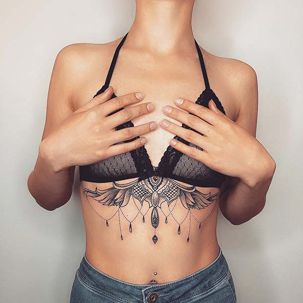 Tatouage au sternum avec des ailes