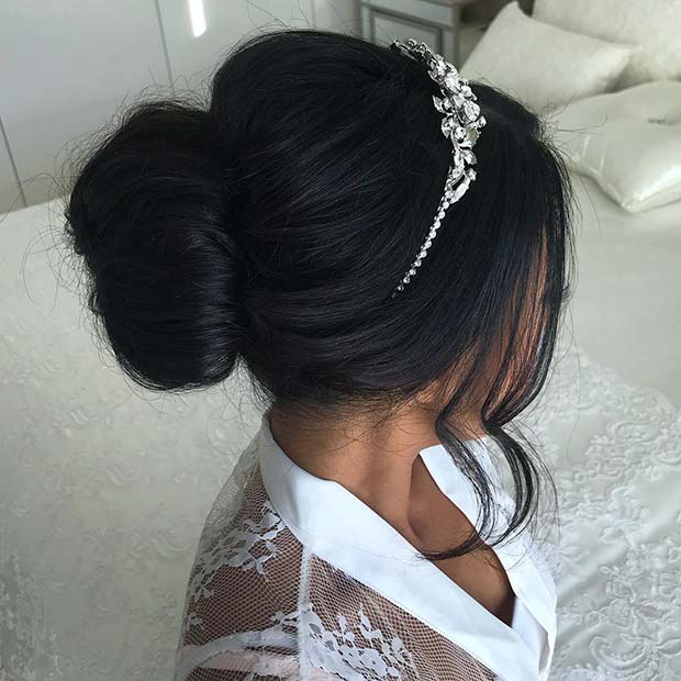 Chignon de mariage élégant + diadème