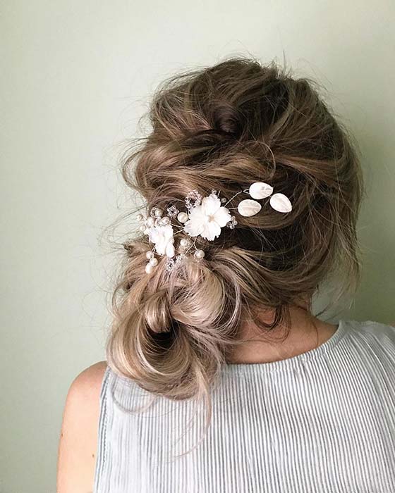 Chignon de mariage désordonné et texturé