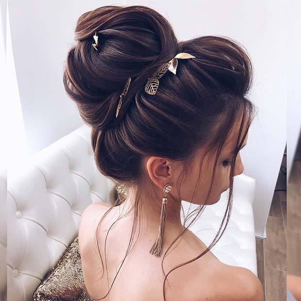 Lâche, chignon haut avec des feuilles d'or