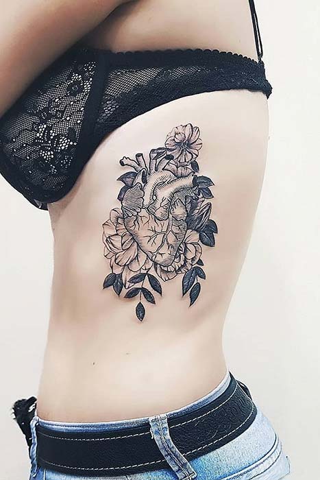 Idée réaliste de tatouage de nervure de coeur