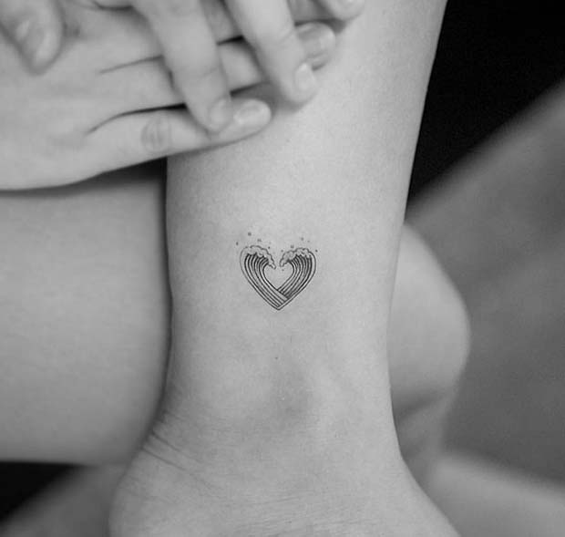 Minuscule, conception de tatouage de vague de coeur