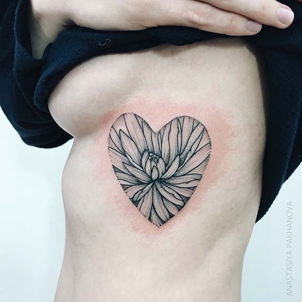 Conception de tatouage de coeur de grande fleur