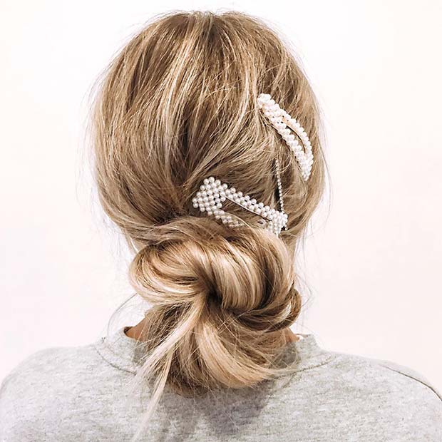 Chignon bas accessoirisé