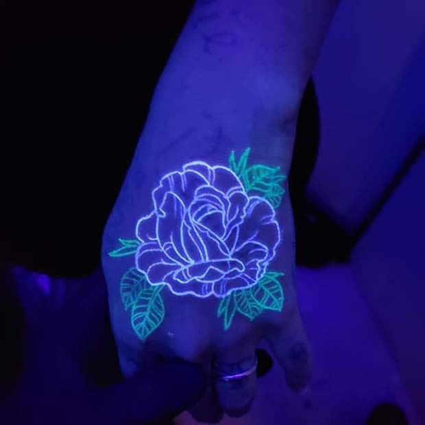 Tatouage de main de fleur magnifique