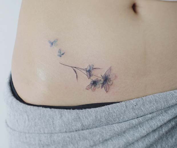 Idée de tatouage de hanche de fleur délicate