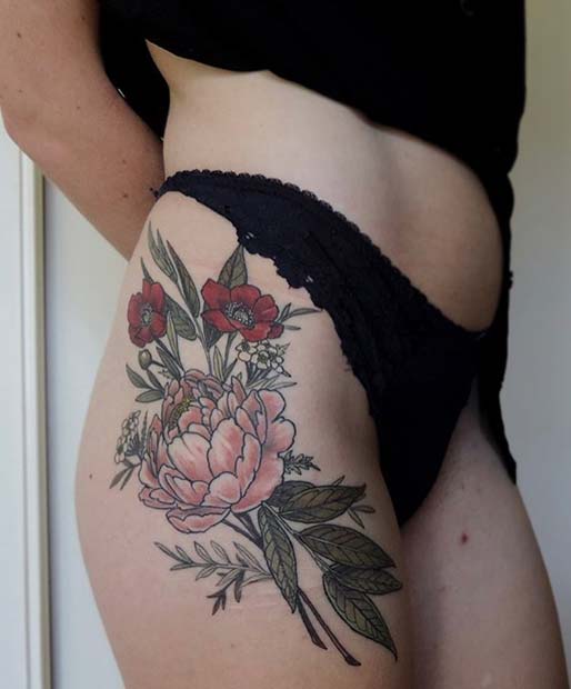 Tatouage audacieux et floral sur la hanche