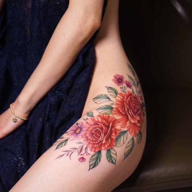 Idée de tatouage de hanche florale élégante