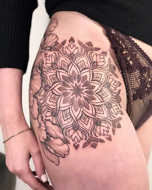 Idée de tatouage de hanche de mandala