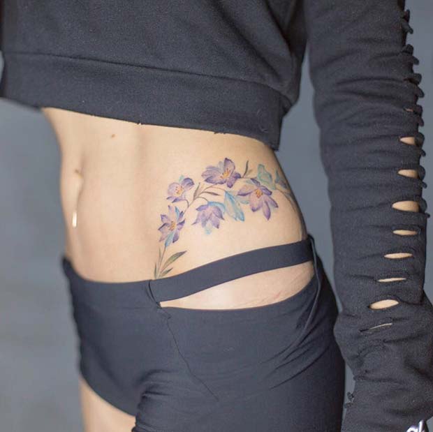 Joli tatouage floral de la hanche