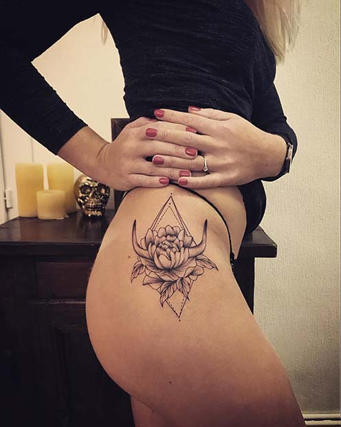 Tatouage de hanche de fleur unique