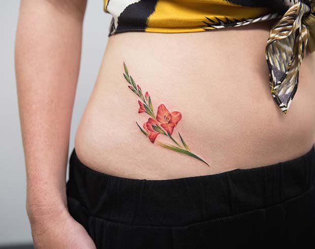 Tatouage floral de hanche vibrant