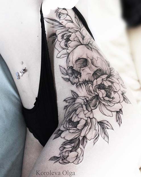 Tatouage de hanche chaude avec crâne et fleurs