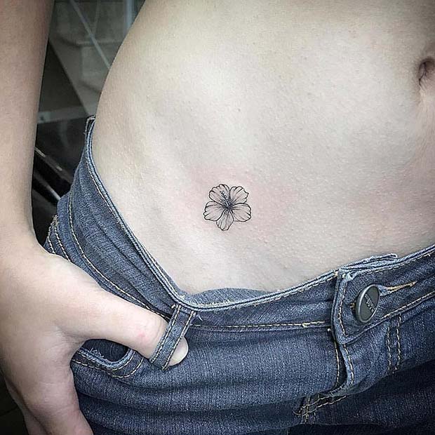 Idée de tatouage de hanche minuscule d'hibiscus