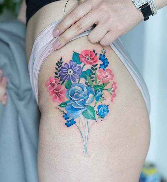 Tatouage de hanche floral coloré