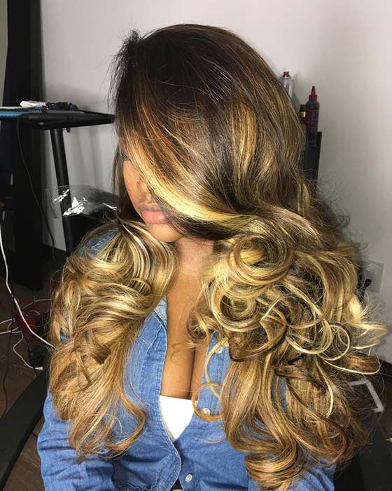 Coiffure blonde bouclée