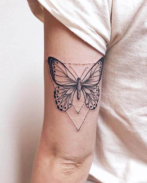 Όμορφη πεταλούδα και τρίγωνο ιδέα τατουάζ