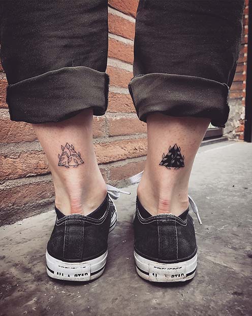 Δροσερά, δύο τρίγωνα τατουάζ αστραγάλου