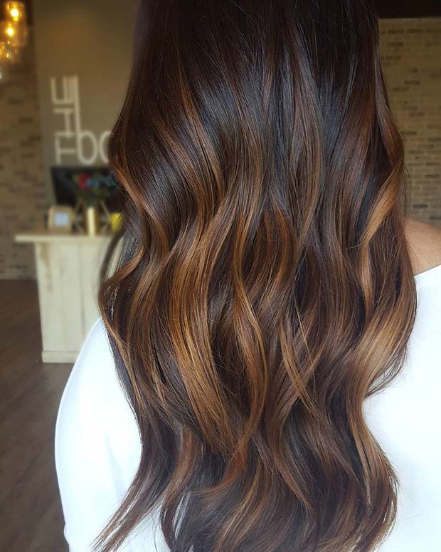 Λεπτά καφέ Balayage Highlights για μελαχρινές