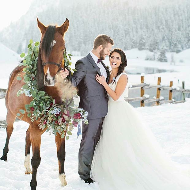 Photographie de mariage d'hiver avec un cheval