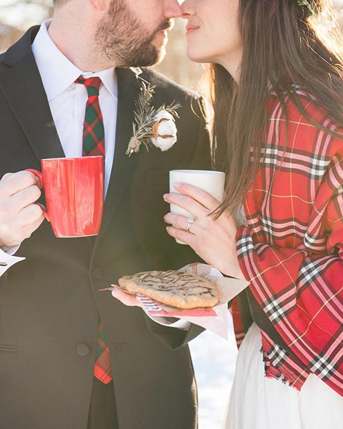 Portrait de couple confortable de mariage d'hiver