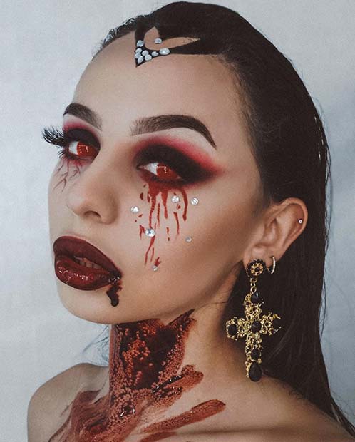 Maquillage de vampire effrayant avec du sang et des yeux rouges