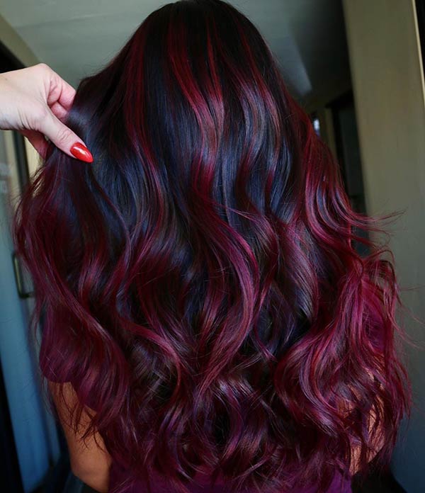שיער שחור ארוך עם דגשים אדומים