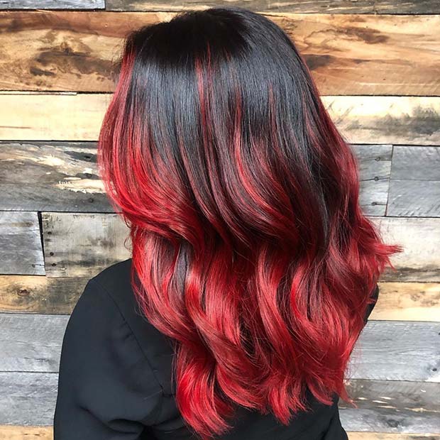 Μακριά μαλλιά με κόκκινες ανταύγειες και μπούκλες