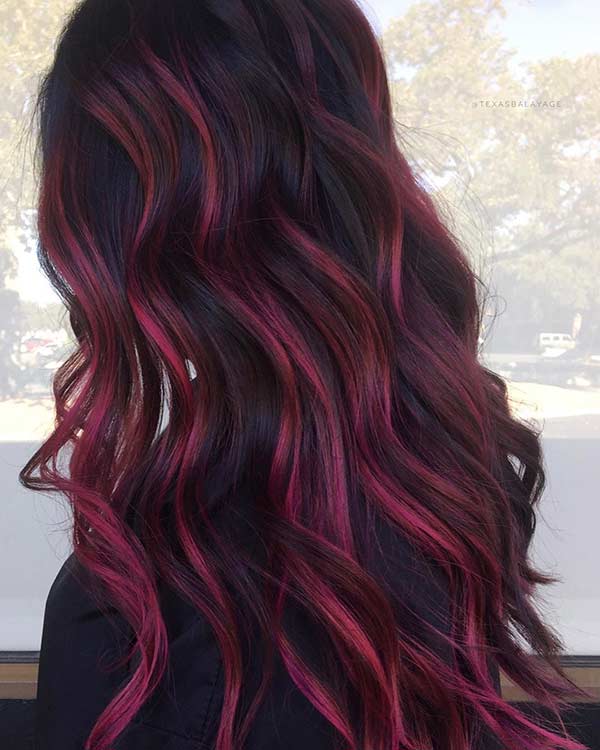 שיער שחור ארוך עם דגשים אדומים