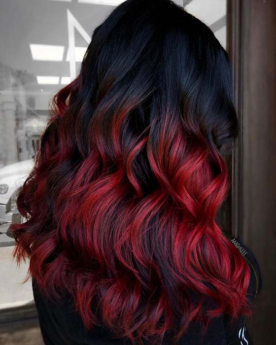 Μαύρα έως κόκκινα μαλλιά Ombre