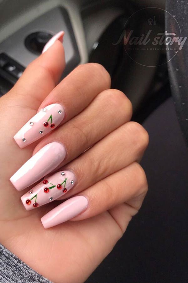 Ongles rose clair avec des cerises