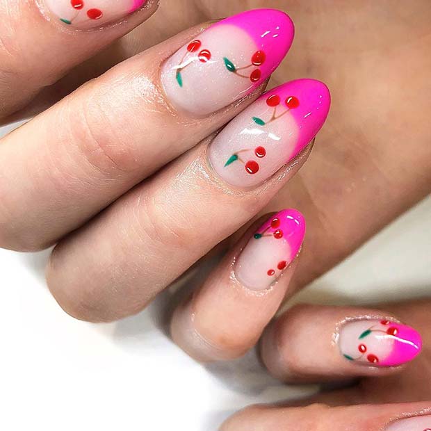 Ongles nude avec des pointes roses et des cerises