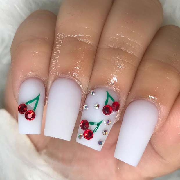 Λευκά νύχια με σχέδιο Glam Cherry
