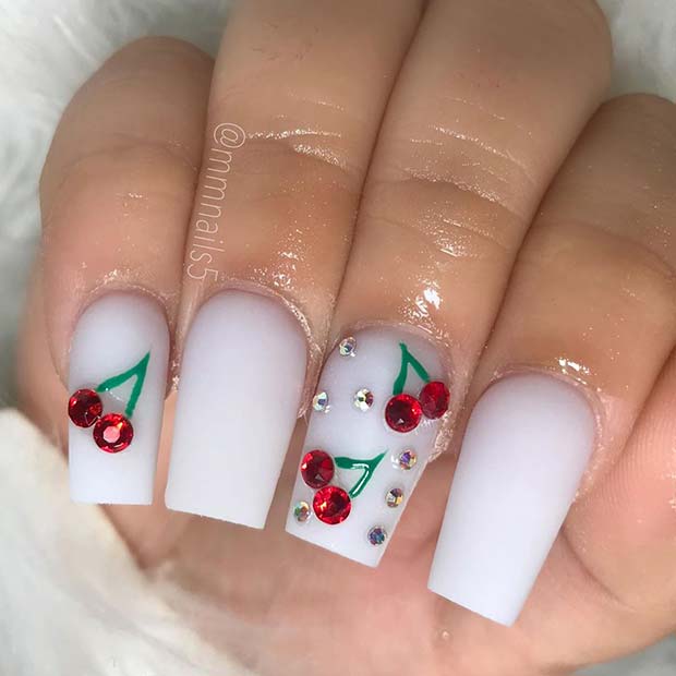 Ongles blancs avec Glam Cherry Design