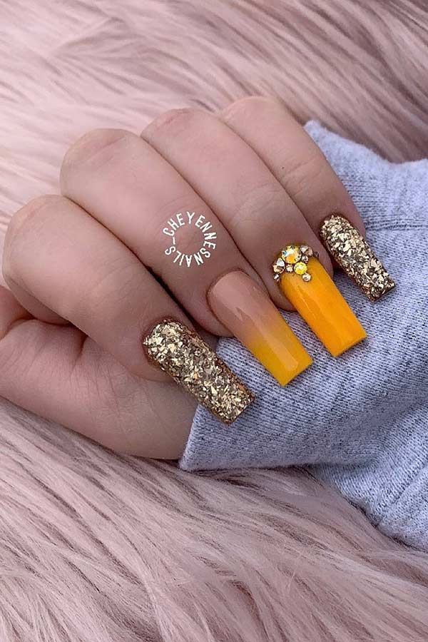 Ongles pailletés oranges et dorés